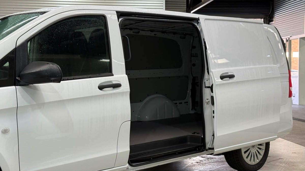 2014 Toyota Hiace image 16