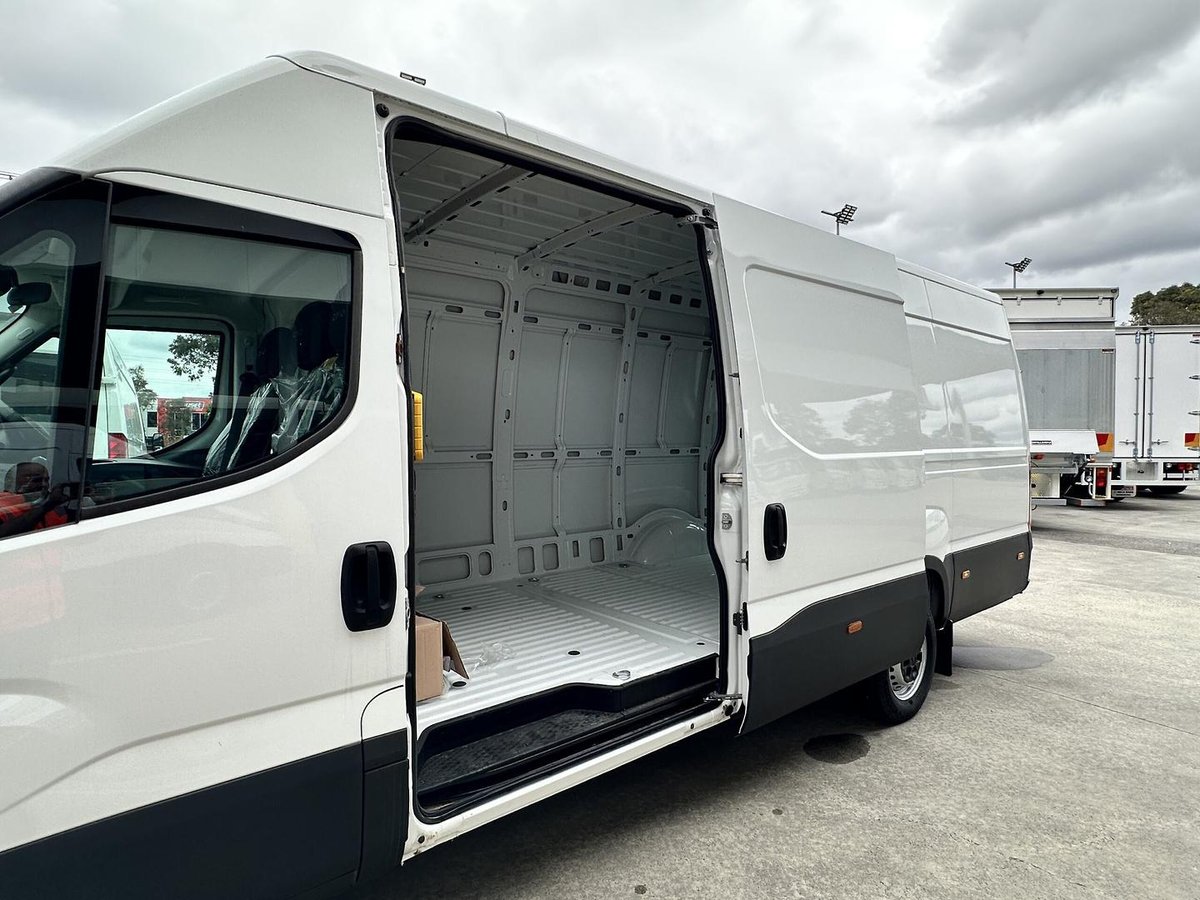2025 Iveco Daily 35S14V image 8
