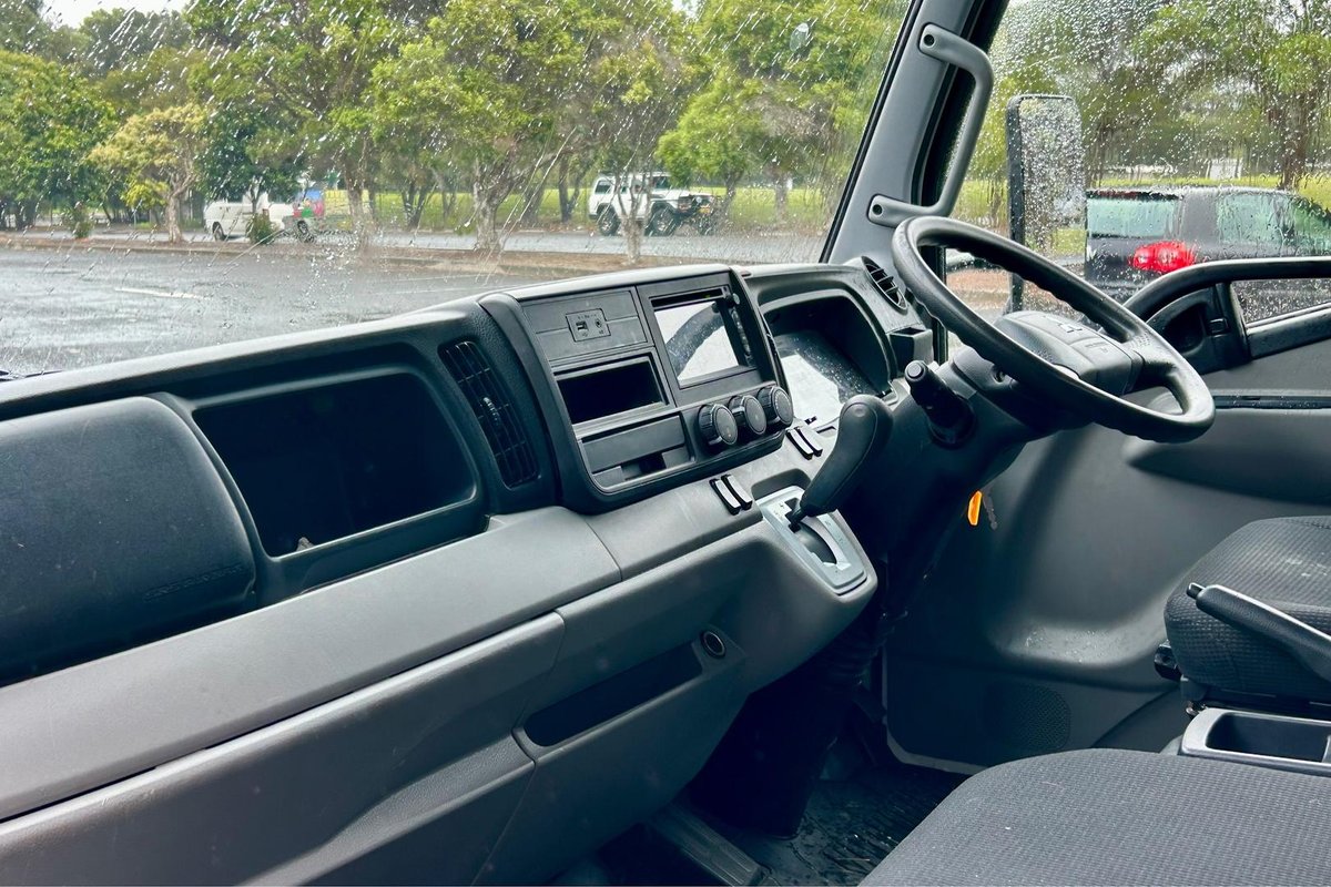 2019 Fuso Canter 515 image 26