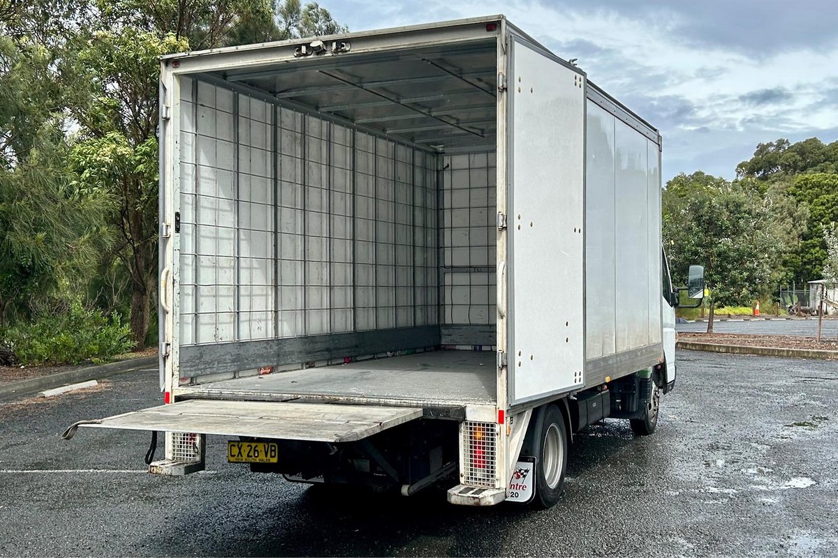 2019 Fuso Canter 515 image 19