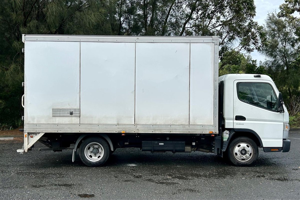 2019 Fuso Canter 515 image 2