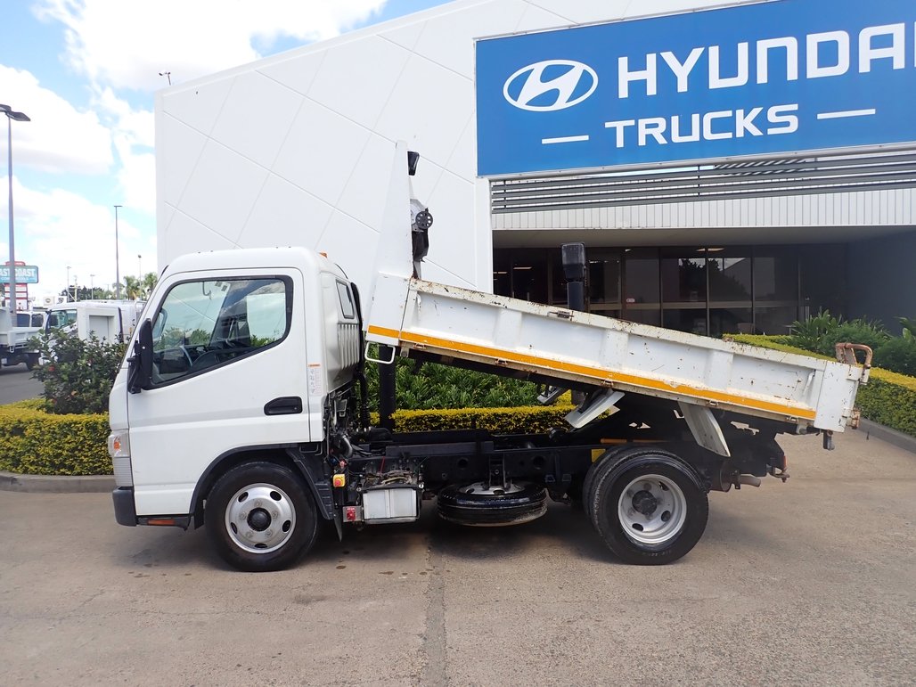2022 Mitsubishi Canter 615 image 2