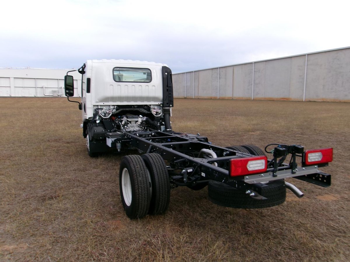 2025 Isuzu N Series image 7