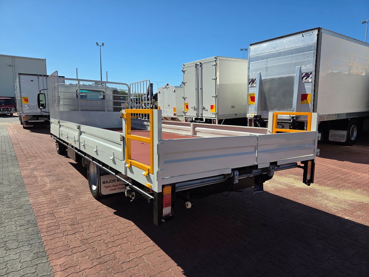 2017 Isuzu Trucks Nqr 87/80-190 Amt 4 Ton Xlwb Tray And Lift image 8