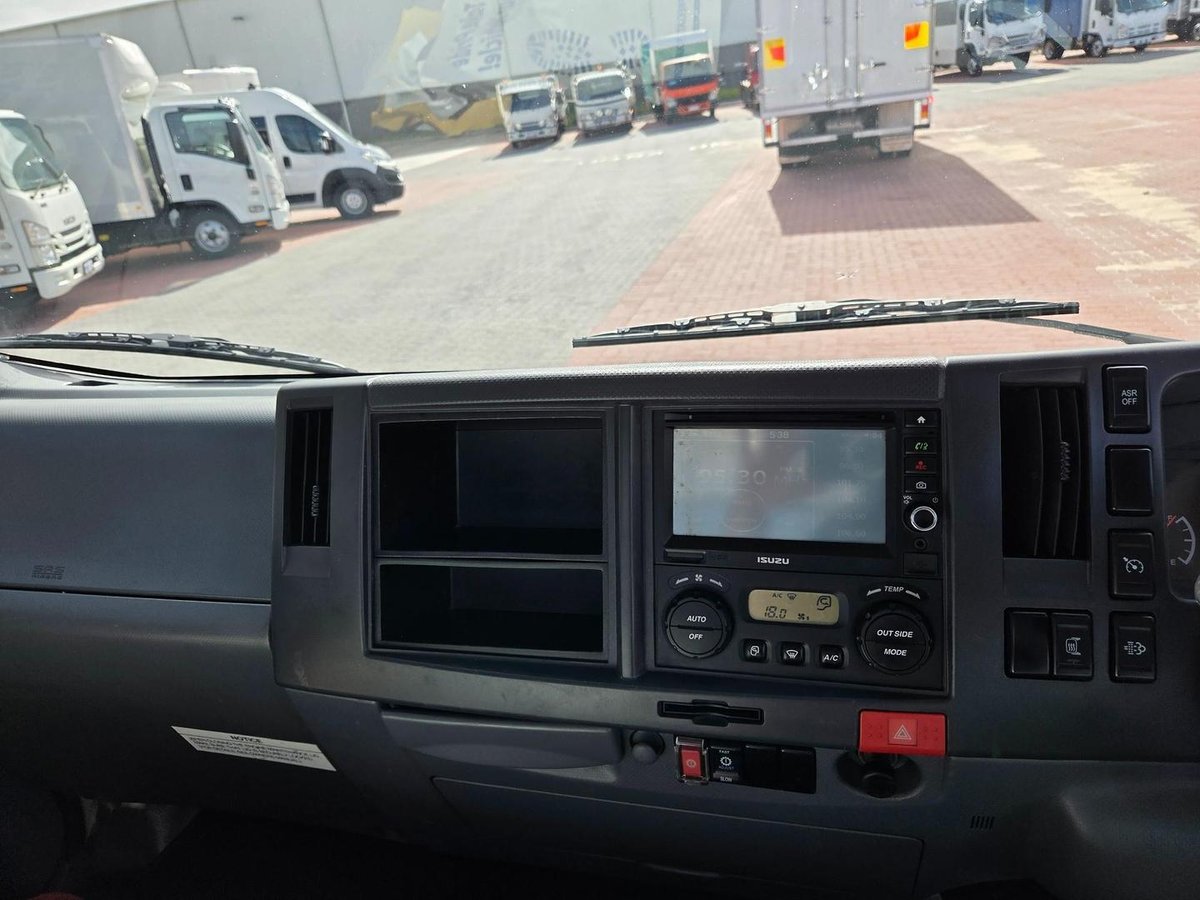 2017 Isuzu Nqr 87/80-190 Amt 4 Ton Xlwb Tray And Lift image 4