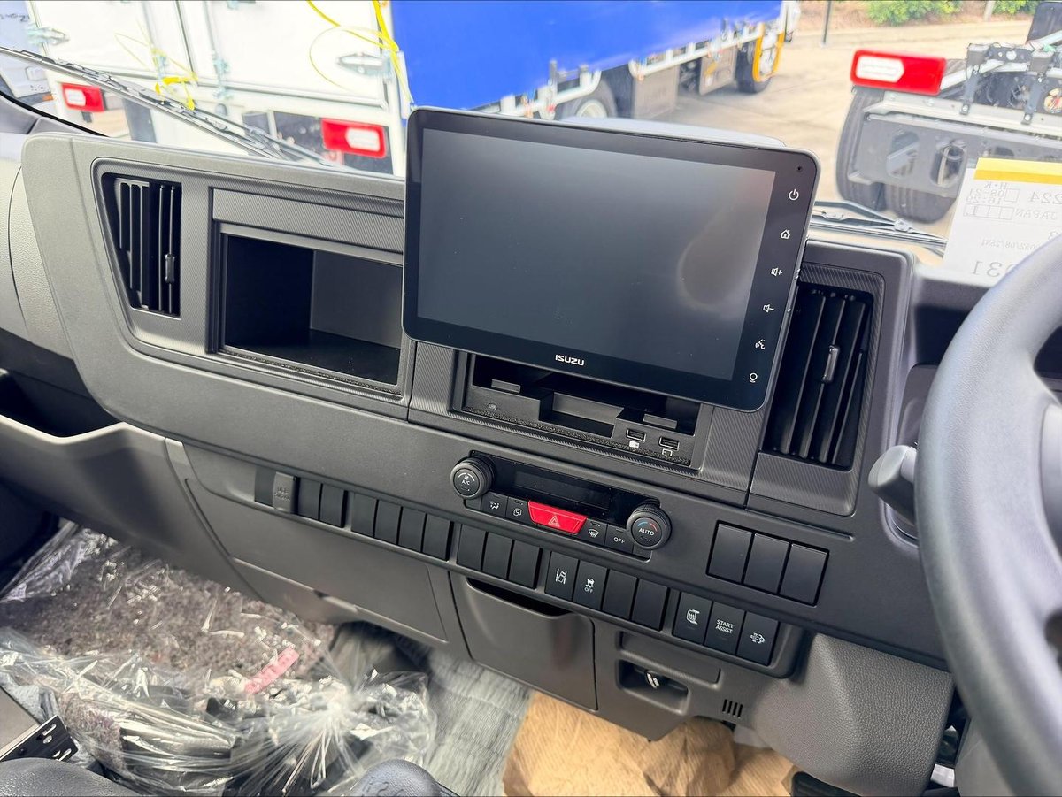 2026 Isuzu N Series NPR 45/65-175 MT D28 Tradepack image 19