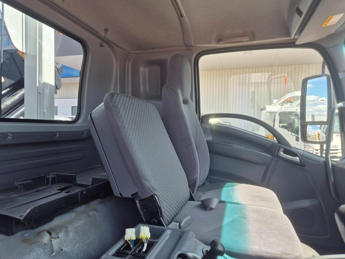 2016 Isuzu Fsr 140/120-260 7 Ton Tray And Crane image 7