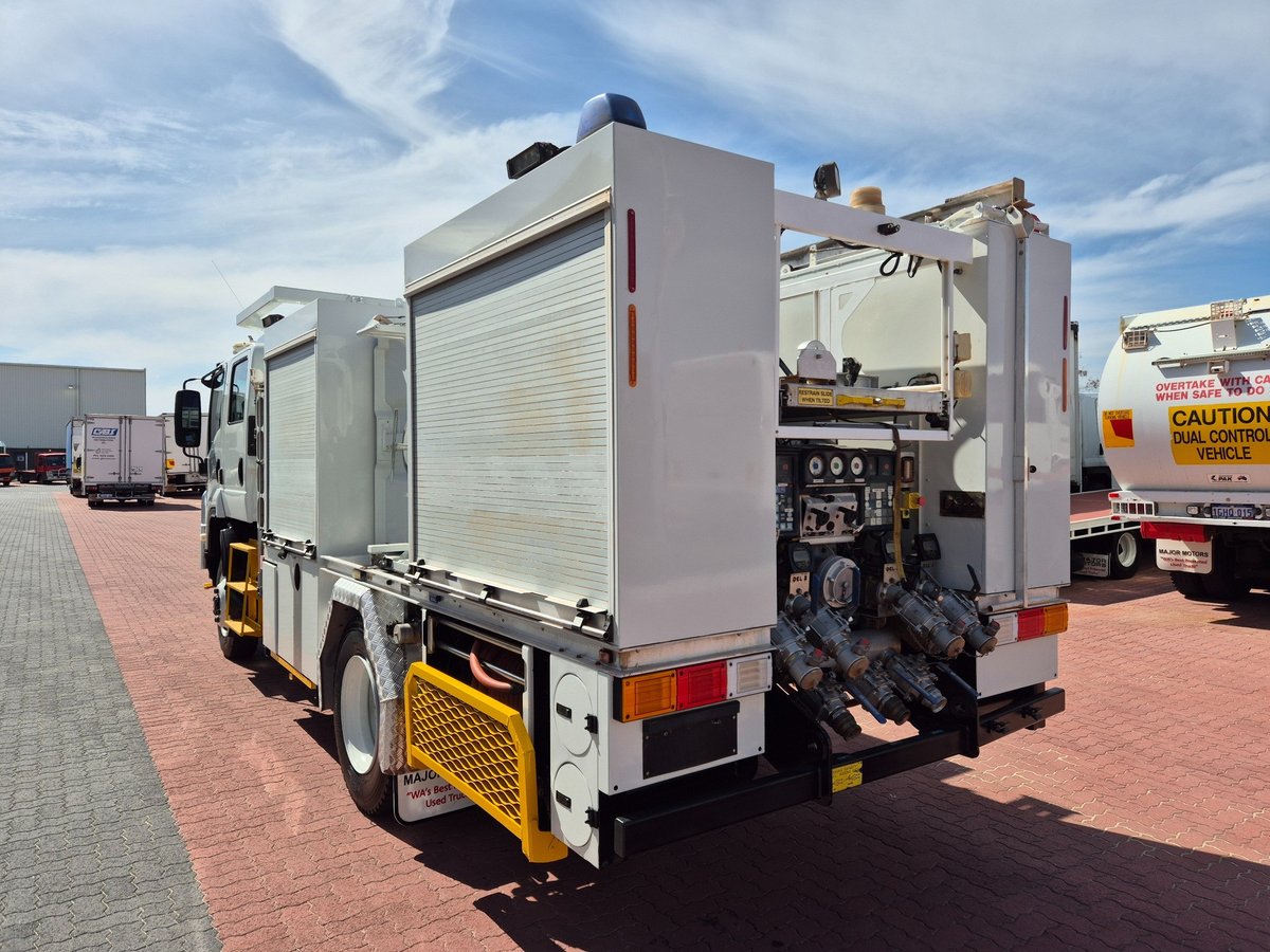 2011 Isuzu Trucks Fts800 4x4 Auto Crew Cab Fire Truck image 13