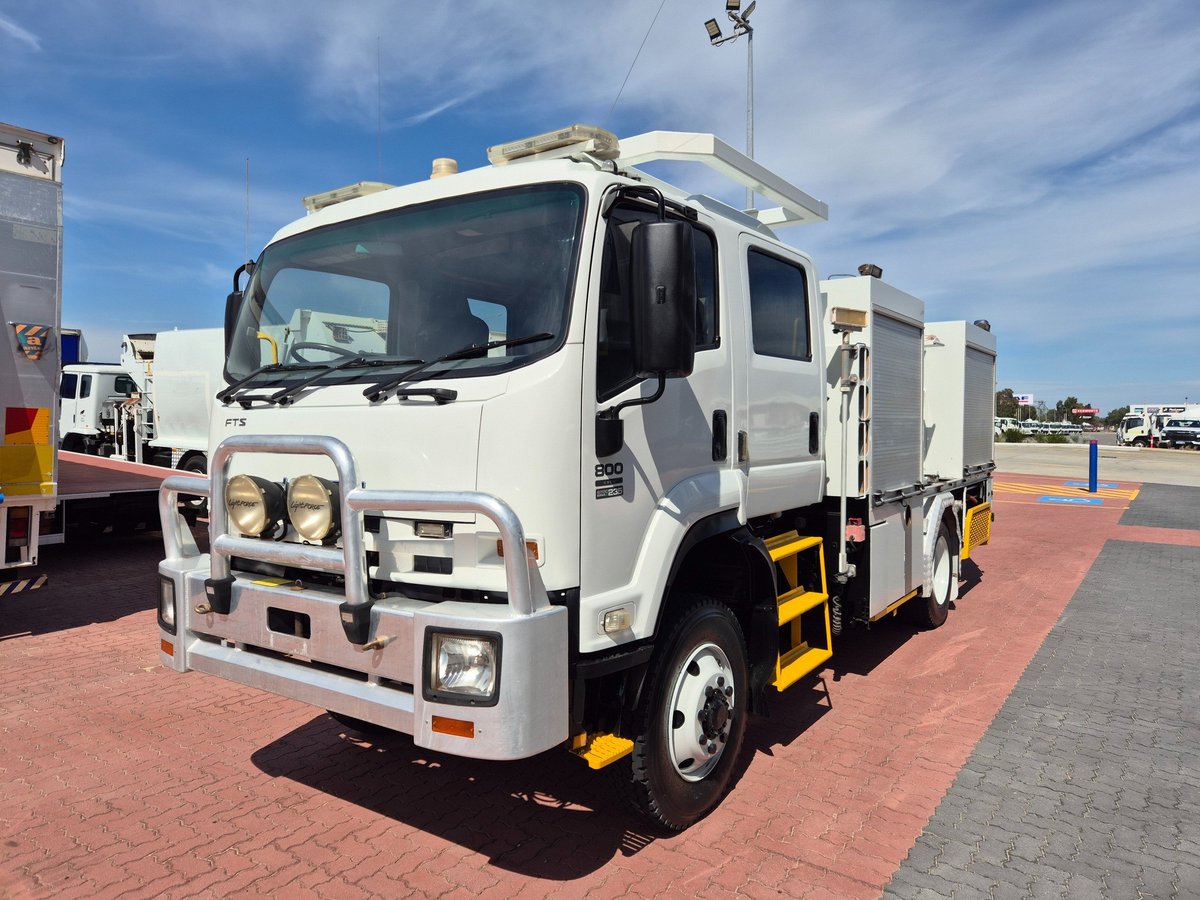 2011 Isuzu Trucks Fts800 4x4 Auto Crew Cab Fire Truck image 6