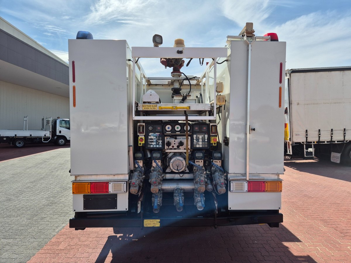 2011 Isuzu Trucks Fts800 4x4 Auto Crew Cab Fire Truck image 9