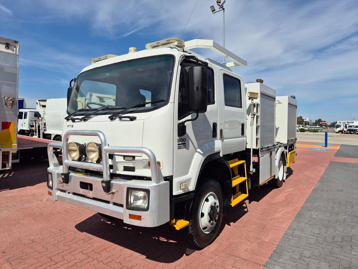 2011 Isuzu Fts800 4X4 Auto Crew Cab Fire Truck image 6