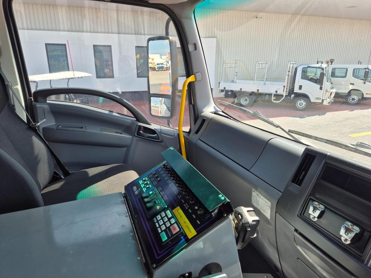 2011 Isuzu Fts800 4X4 Auto Crew Cab Fire Truck image 19