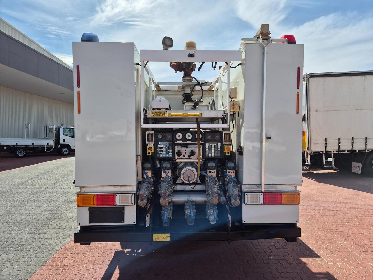 2011 Isuzu Fts800 4X4 Auto Crew Cab Fire Truck image 9