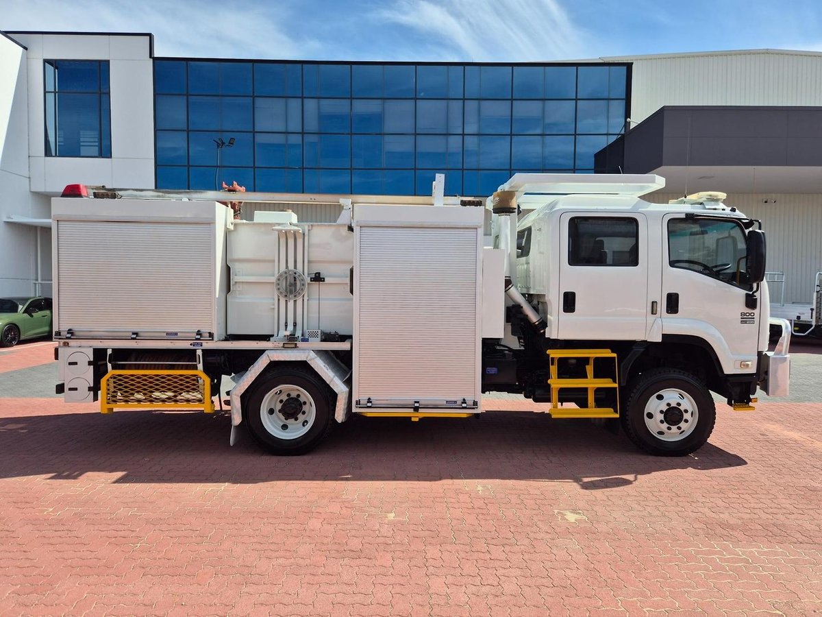 2011 Isuzu Fts800 4X4 Auto Crew Cab Fire Truck image 11