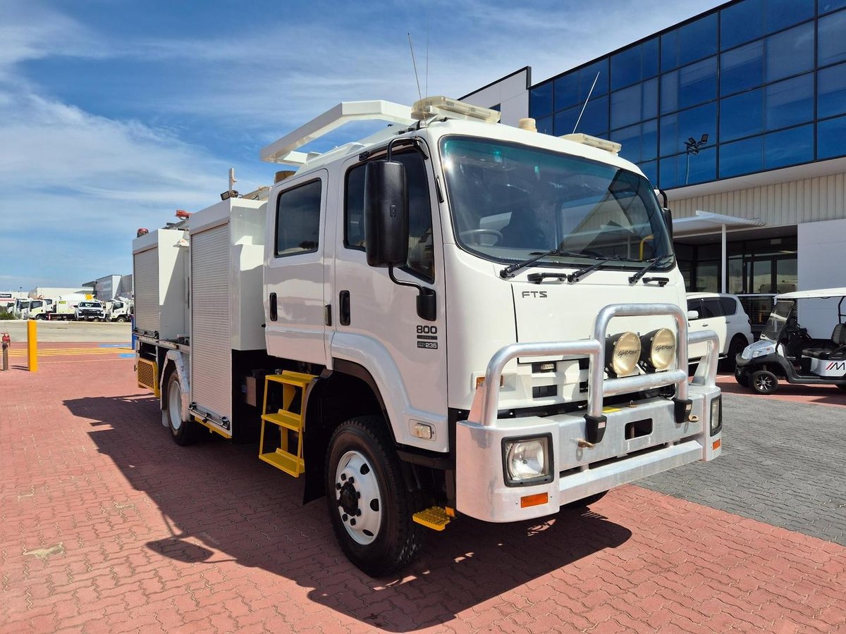 2011 Isuzu Fts800 4X4 Auto Crew Cab Fire Truck image 2
