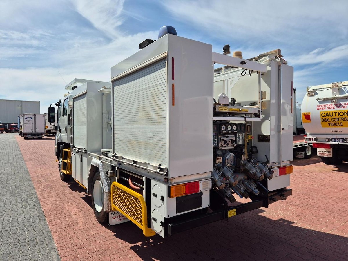 2011 Isuzu Fts800 4X4 Auto Crew Cab Fire Truck image 13