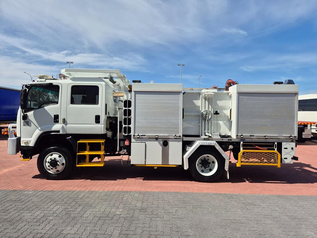 2011 Isuzu Fts800 4X4 Auto Crew Cab Fire Truck image 5
