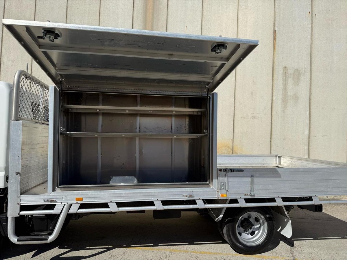 2017 Fuso Canter 515 image 3
