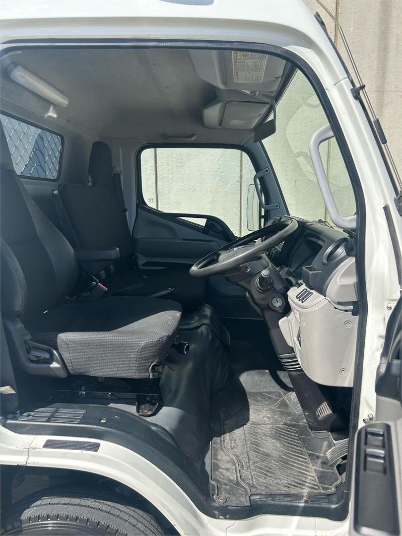2017 Fuso Canter 515 image 15