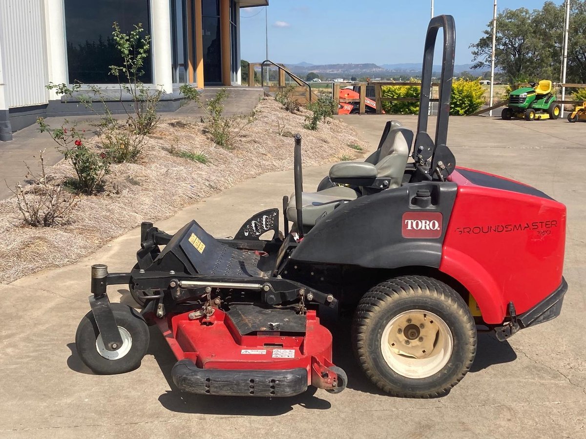 Toro Groundsmaster 7210 image 10