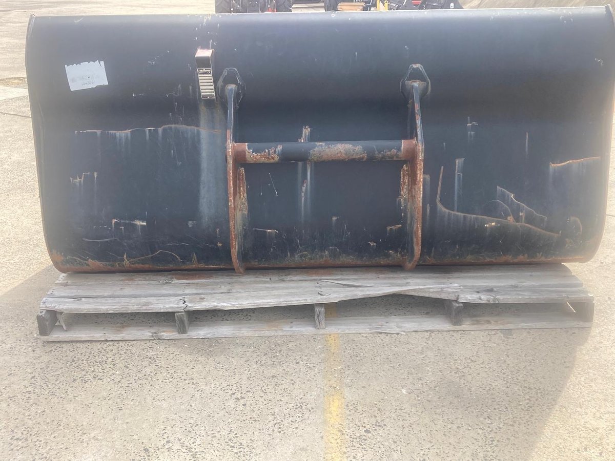 Manitou Bulk Material Bucket image 10