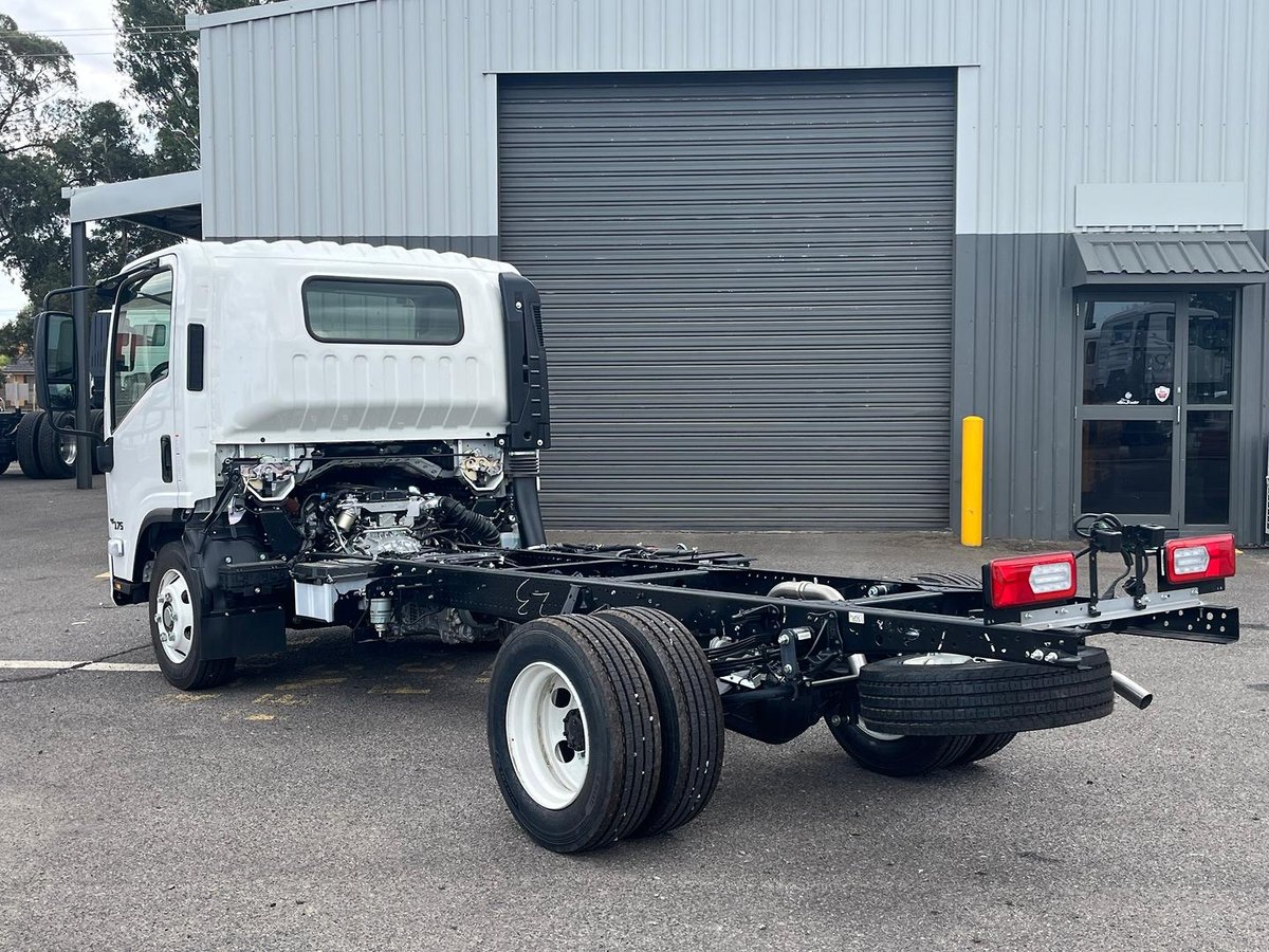 2025 Isuzu N Series image 3