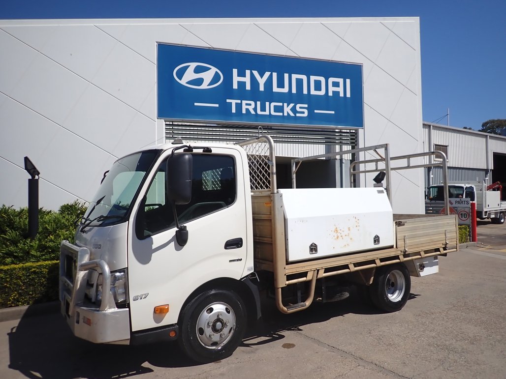 2021 Hino Dutro 300 image 11