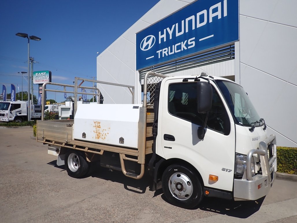 2021 Hino Dutro 300 image 15