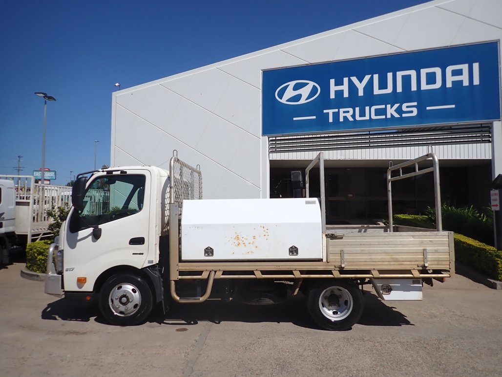 2021 Hino Dutro 300 image 2