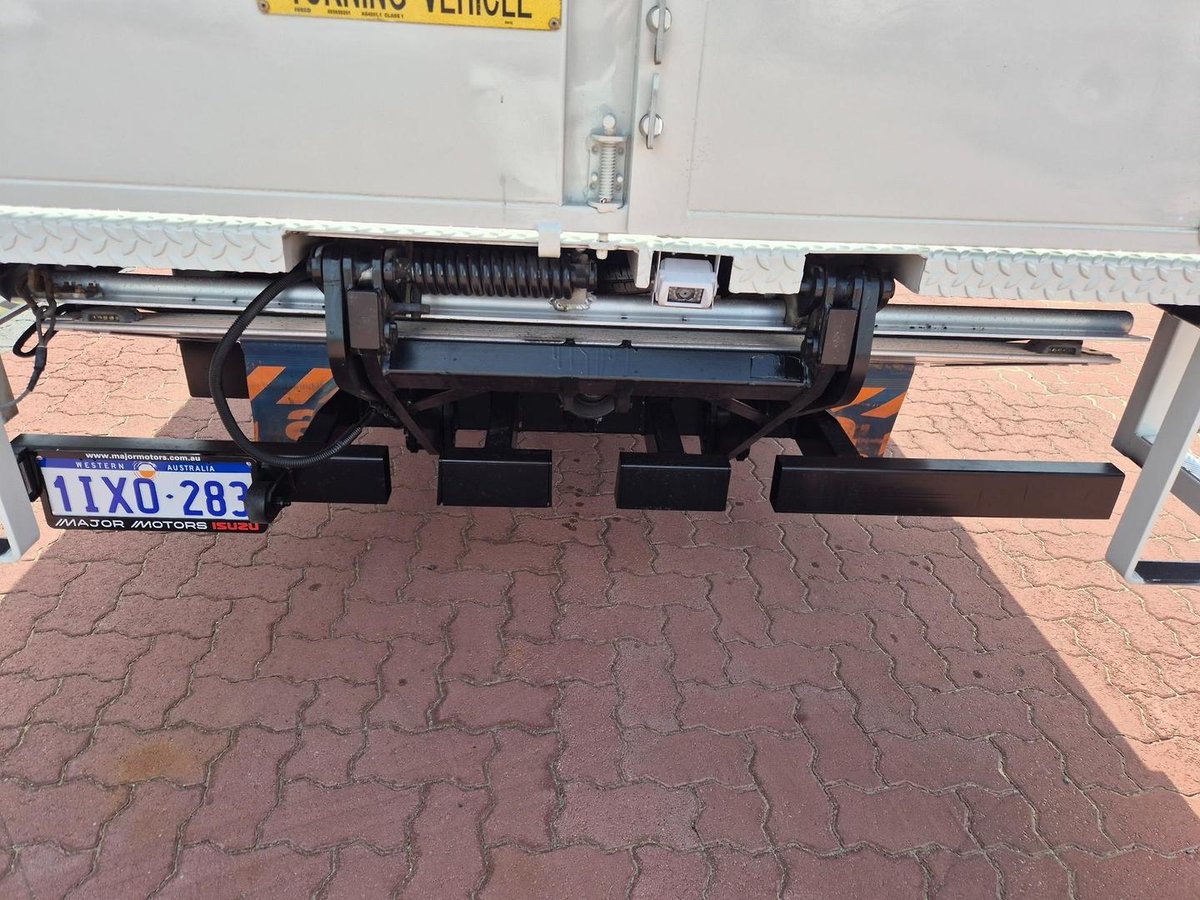 2013 Isuzu Nlr200 Car License Xlwb Tray And Lift image 4