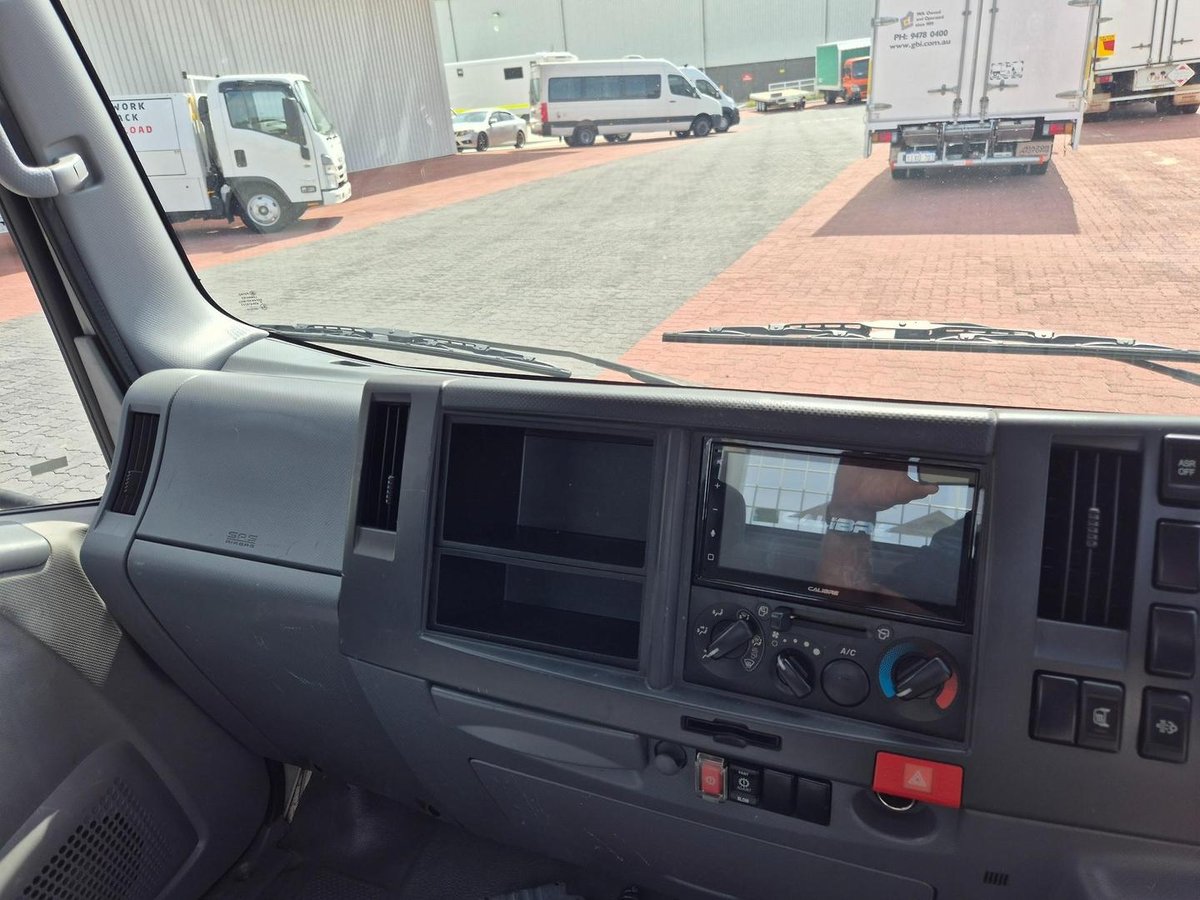 2013 Isuzu Nlr200 Car License Xlwb Tray And Lift image 7