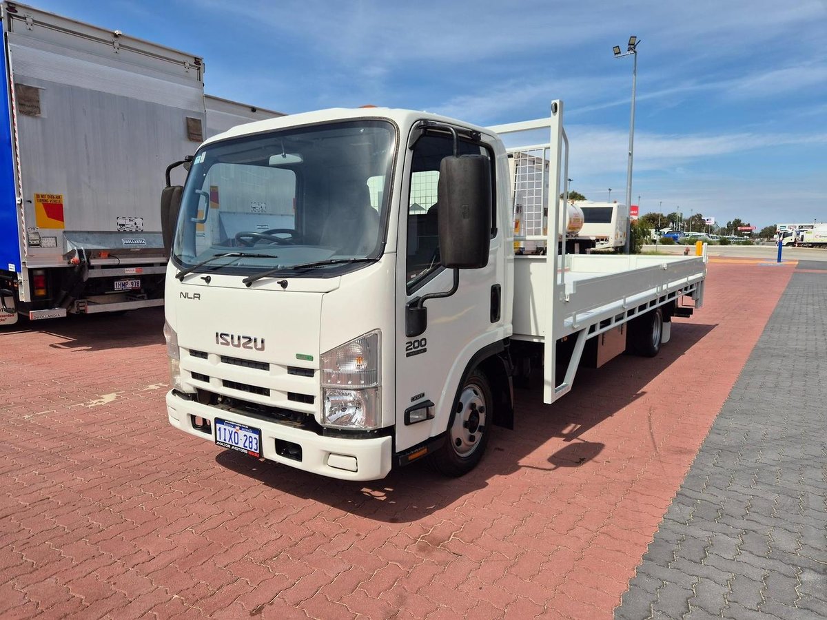 2013 Isuzu Nlr200 Car License Xlwb Tray And Lift image 2