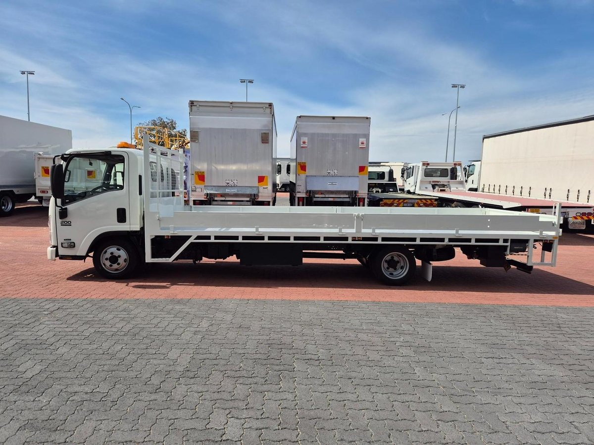 2013 Isuzu Nlr200 Car License Xlwb Tray And Lift image 10