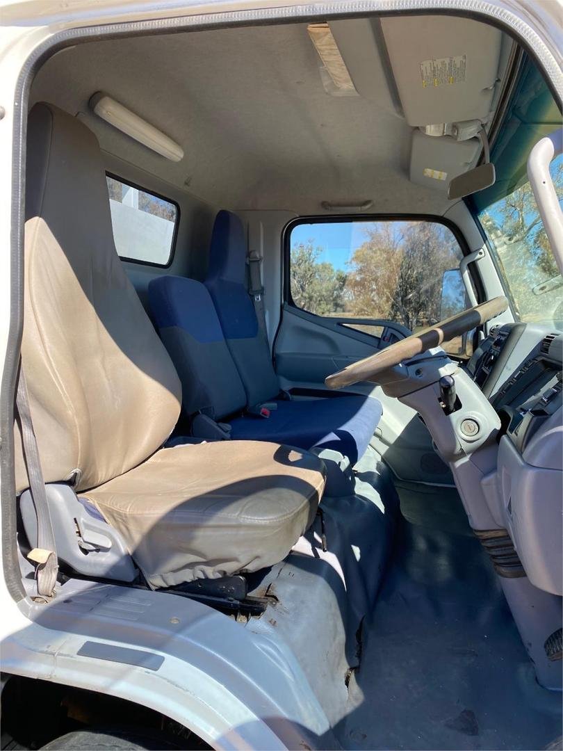 2010 Mitsubishi Canter FE85DE 4.0 image 12
