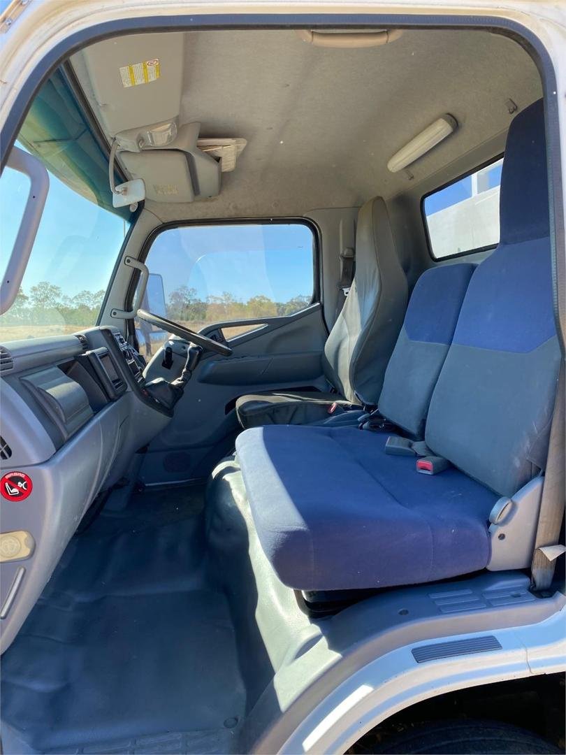 2010 Mitsubishi Canter FE85DE 4.0 image 11