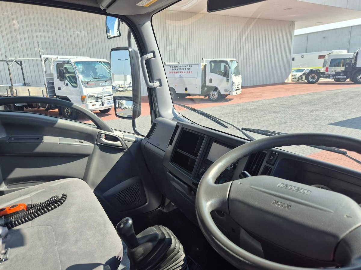2015 Isuzu Nlr 45-150 2 Pallet Tautliner And Lift image 12