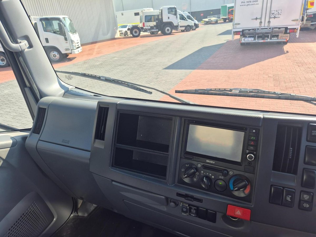 2015 Isuzu Nlr 45-150 2 Pallet Tautliner And Lift image 21