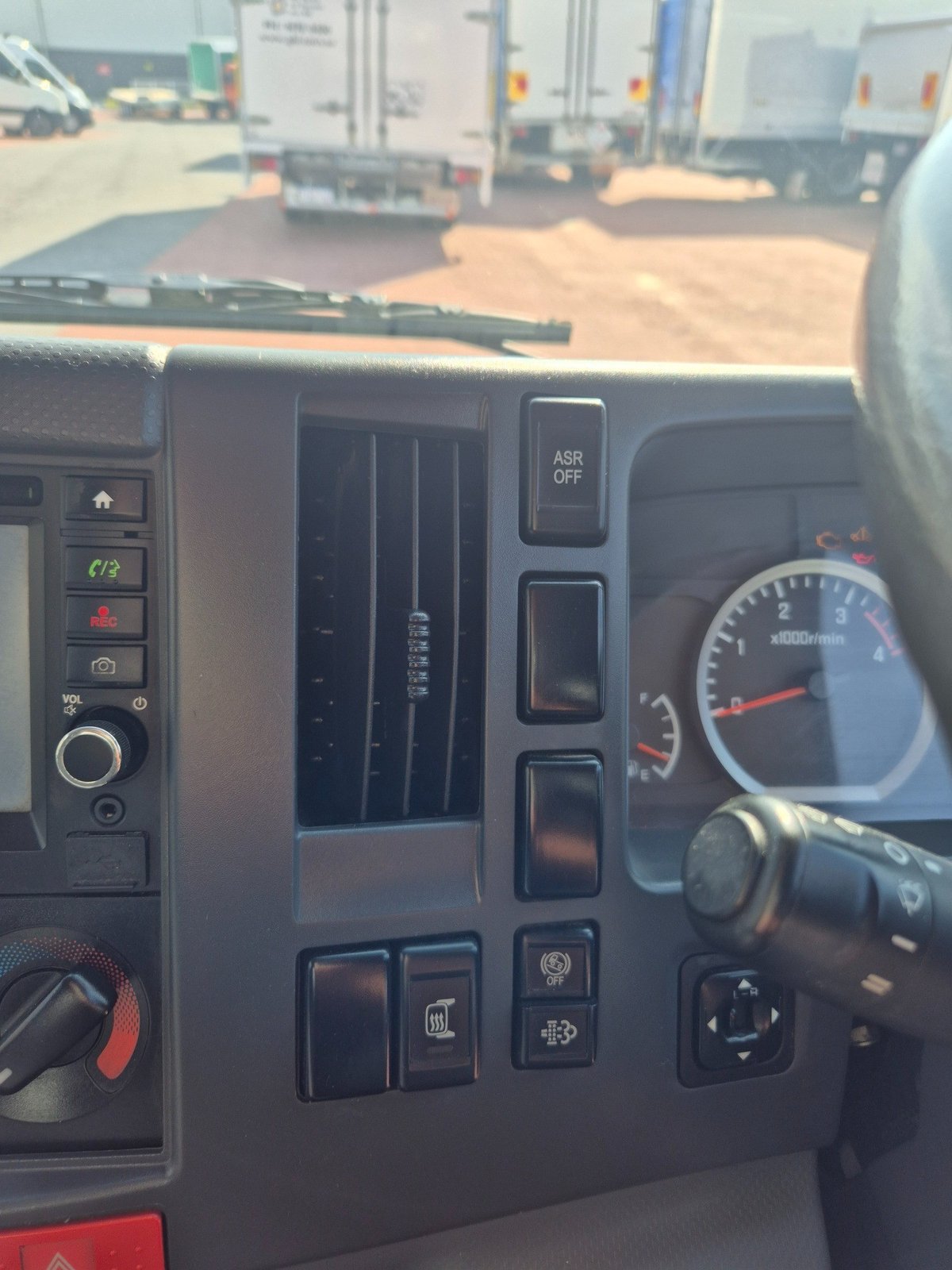 2015 Isuzu Trucks Nlr 45-150 2 Pallet Tautliner And Lift image 20