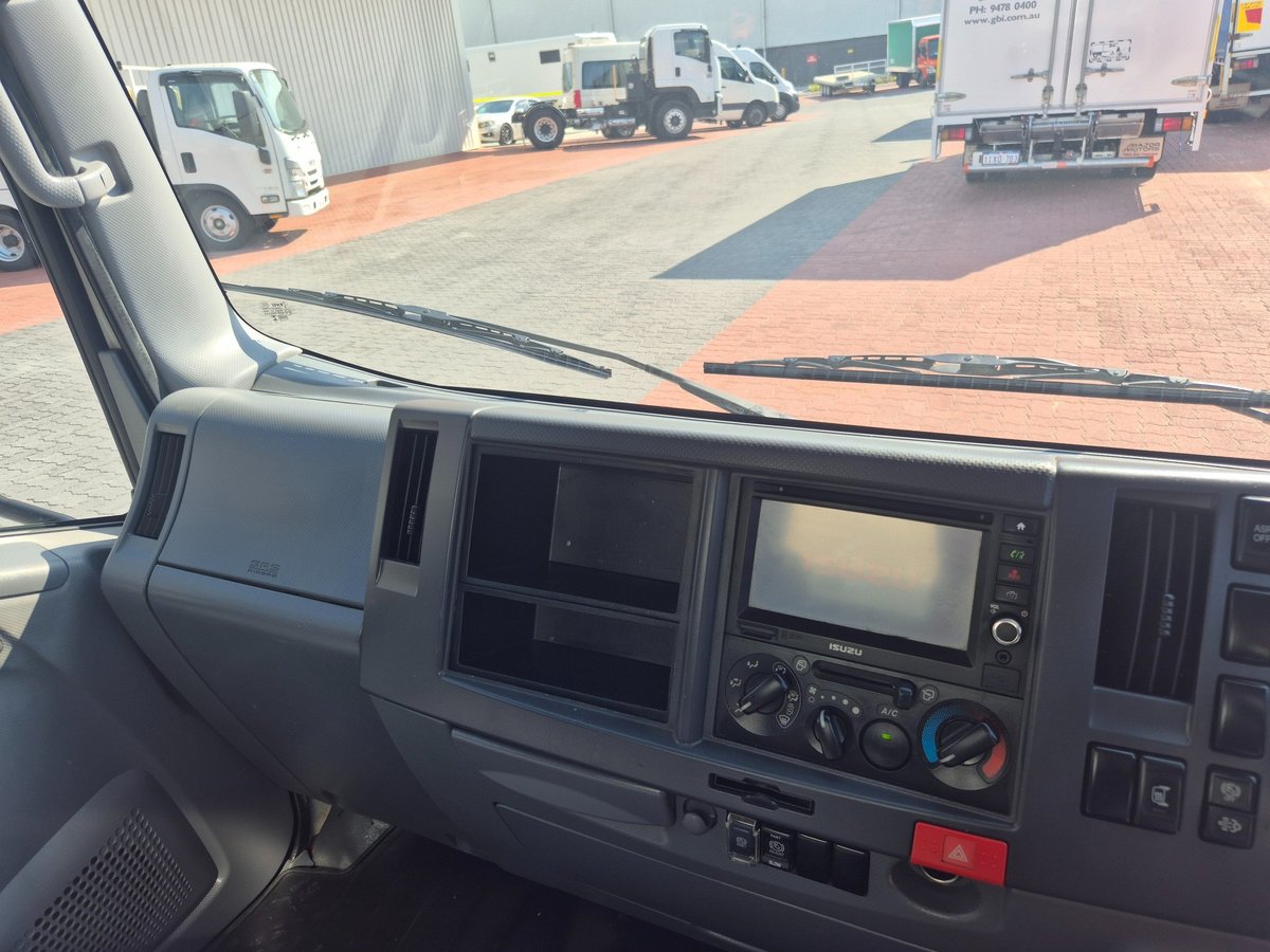 2015 Isuzu Trucks Nlr 45-150 2 Pallet Tautliner And Lift image 21