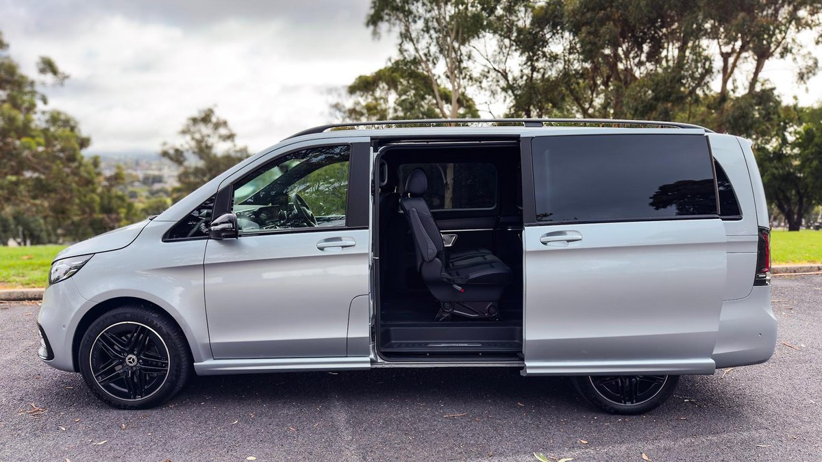 2025 Mercedes-Benz V-Class V300 AMG 447 image 11