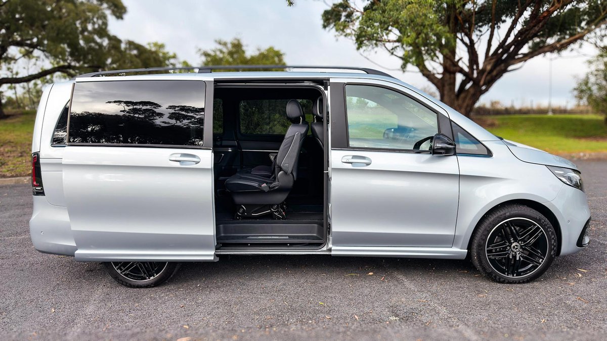 2025 Mercedes-Benz V-Class V300 AMG 447 image 9