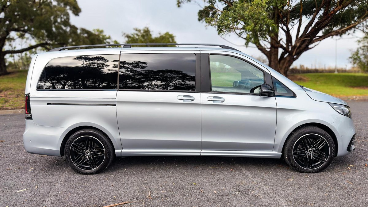 2025 Mercedes-Benz V-Class V300 AMG 447 image 8