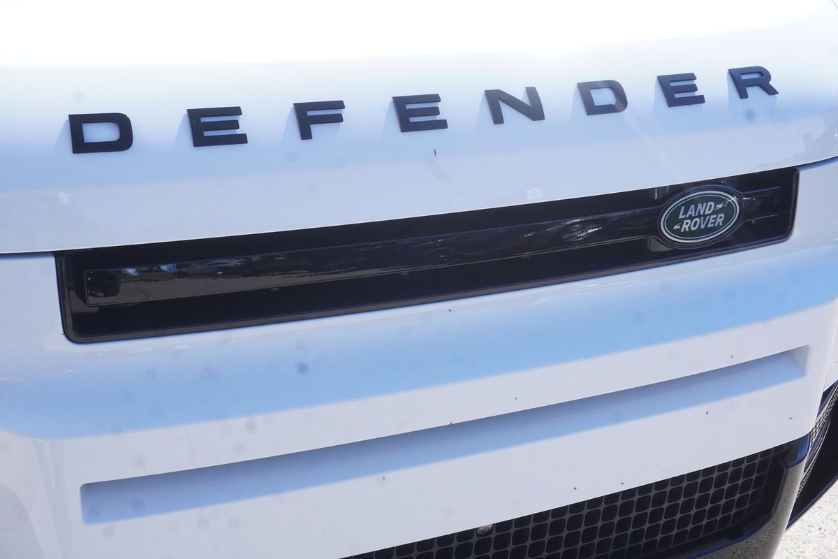 2023 Land Rover Defender 110 D300 X-Dynamic SE L663 MY24 AWD image 10