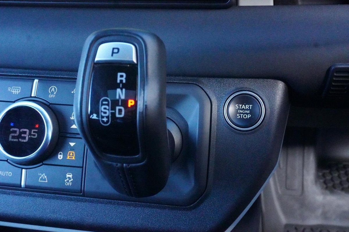 2023 Land Rover Defender 110 D300 X-Dynamic SE L663 MY24 AWD image 17