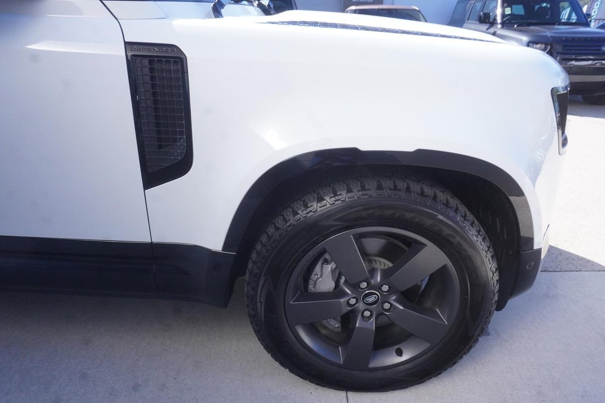 2023 Land Rover Defender 110 D300 X-Dynamic SE L663 MY24 AWD image 9