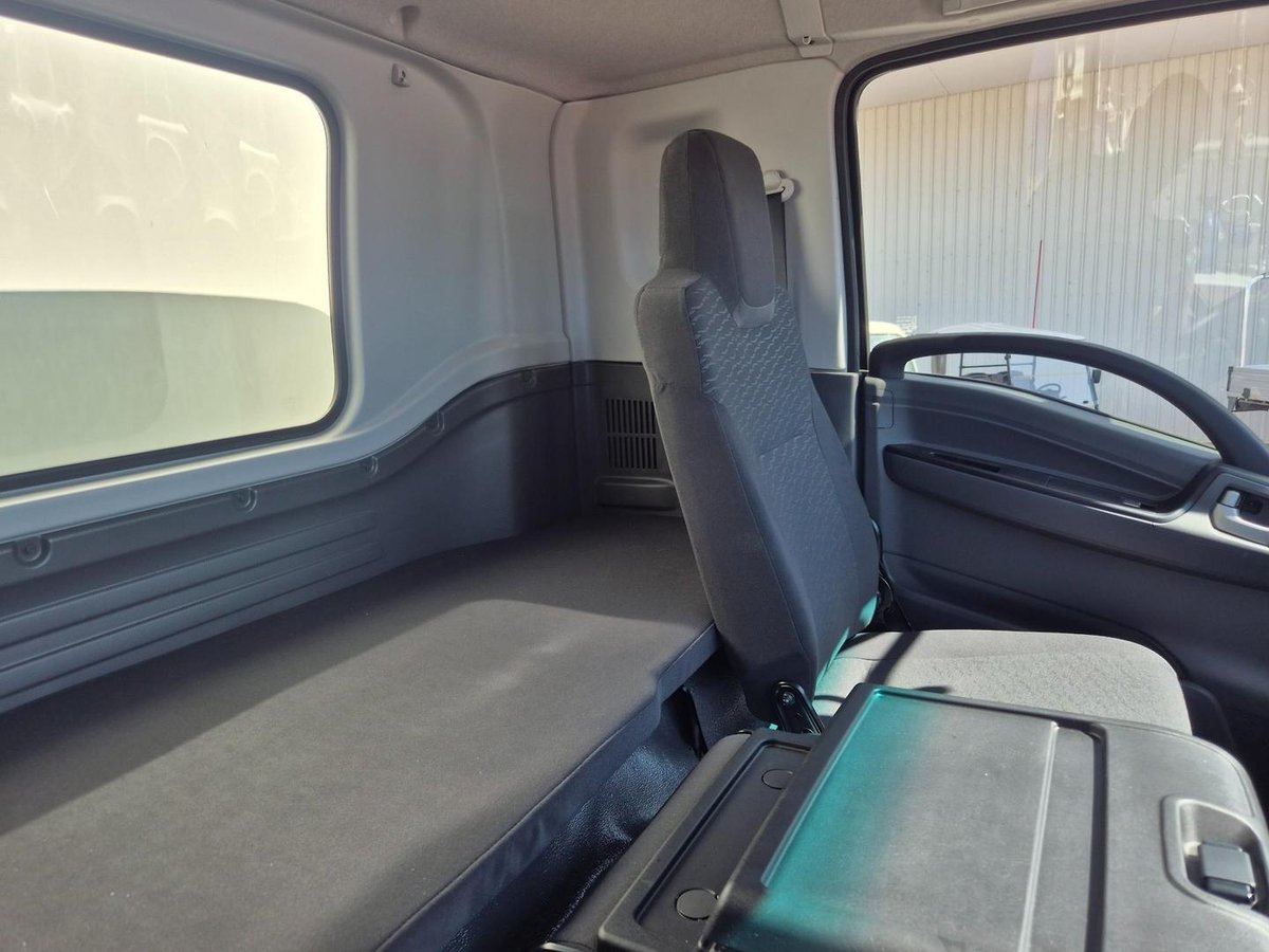 2025 Isuzu Fvl 240-300 (My25)Auto 14 Pallet Taut/Lift image 11