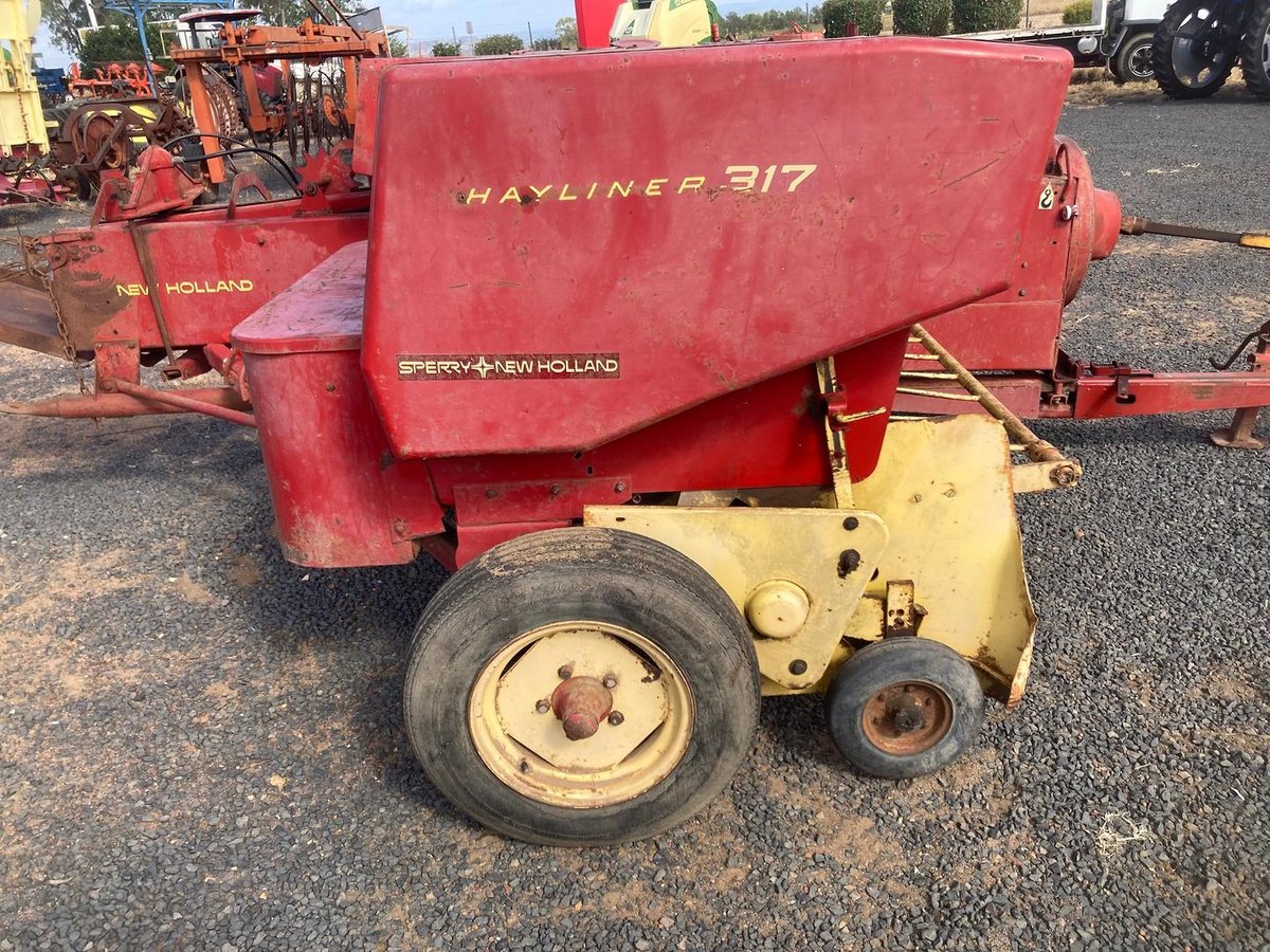 New Holland 317 Rectangular Baler image 4