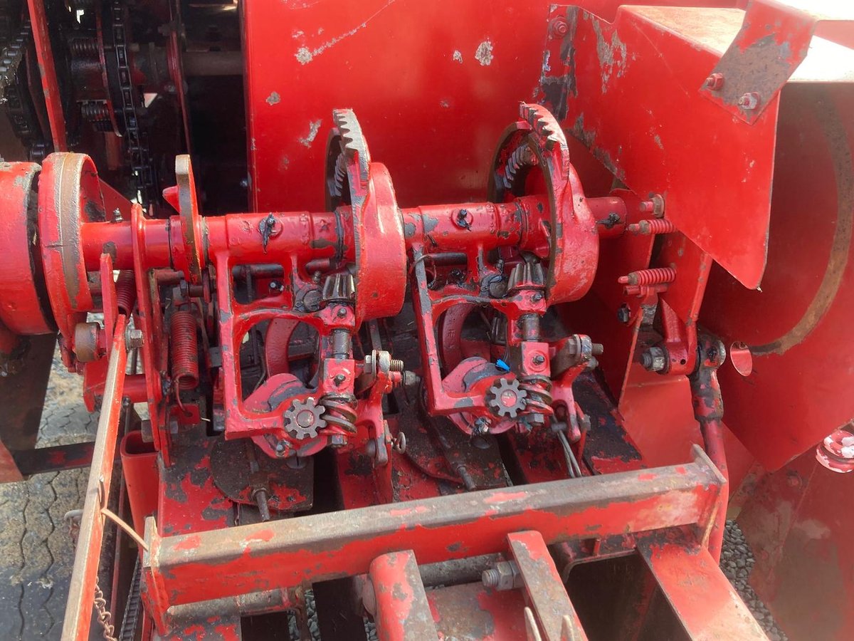 New Holland 317 Rectangular Baler image 7