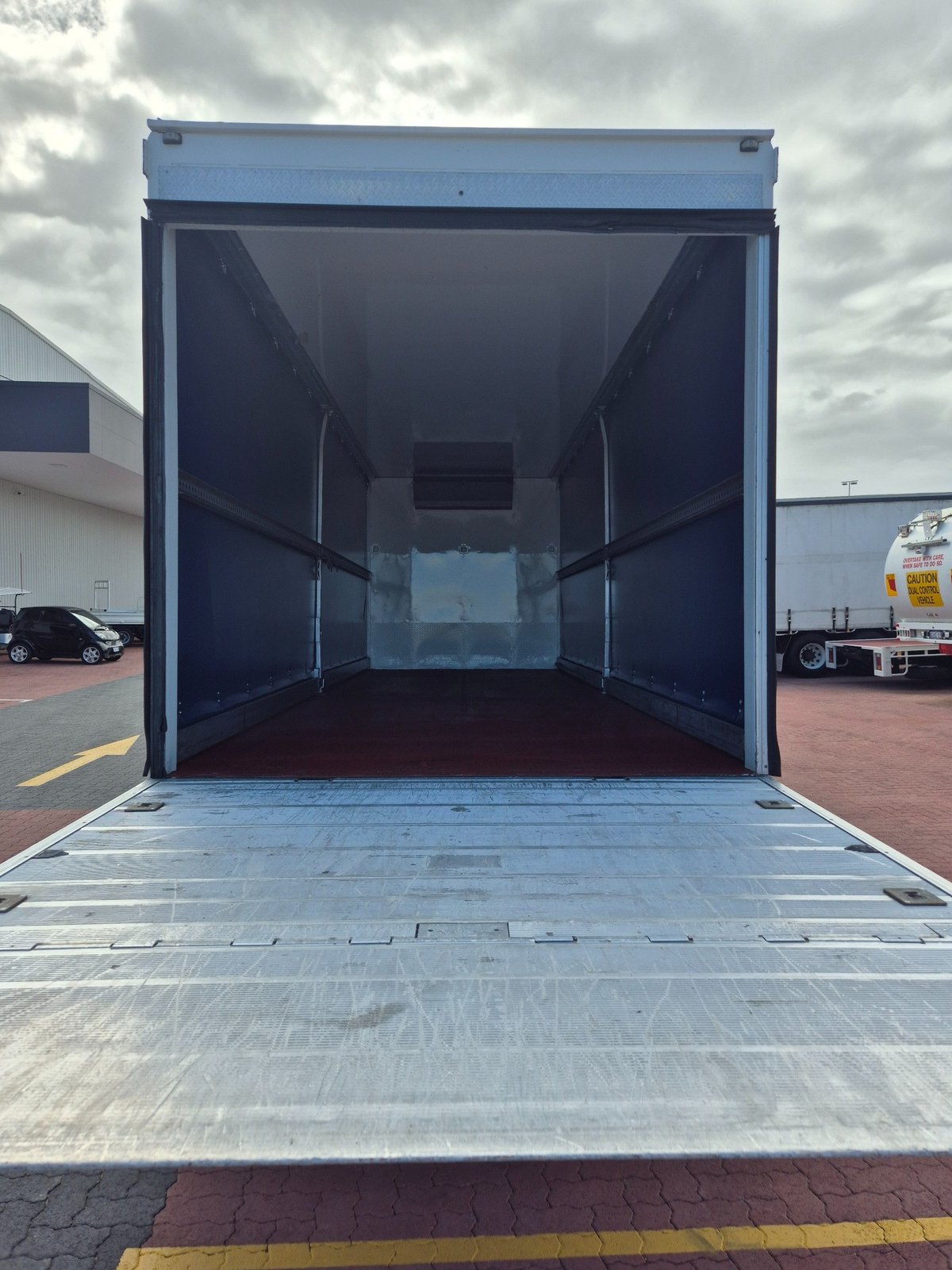 2015 Isuzu Trucks Fsd850 12 Plt Refrigerated Taut/lift image 7