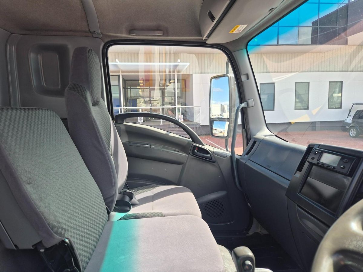 2015 Isuzu Fsd850 12 Plt Refrigerated Taut/Lift image 9
